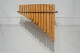 <center>Flûte de Pan dite nai</center>Etyek, Hongrie
20e siècle Roseau, filasse
Mucem, mission de Marika Diener-Kovacs, DMH1983.78.9