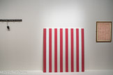 <center>Peinture acrylique blanche sur tissu rayé blanc et rouge</center>Daniel Buren
(1938, Boulogne-Billancourt, vit et travaille à Paris)
 1971
Acrylique sur tissu rayé tendu sur châssis
Collection privée, Paris, en dépôt à la Collection Lambert.