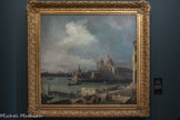 <center>Gianantonio Canal dit Canaletto</center>Venise, 1697 - 1768
L’Entrée du Grand Canal avec Santa Maria della Salute depuis le Môle, 1722
Ce tableau appartenait à la collection person¬nelle du peintre Antonio Pellegrini. Au premier plan, des capitaines de navires étrangers viennent rendre compte de l’état sanitaire de leur bateau auprès du Magistrato della Sanità.
À l’arrière-plan, la basilique Santa Maria della Salute, édifiée entre 1631 et 1687 sur les plans de Baldassare Longhena à titre d’ex-voto pour la fin de la peste de 1630, est éclairée de manière dramatique, comme un souvenir de cette période sombre.
Huile sur toile