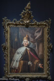 <center>Ludovico Gallina</center>Brescia, 1752 —Venise, 1787.
Portrait du doge Paolo Renier, 1779.
Paolo Renier est élu doge le 14 janvier 1779. Il reçoit fastueusement le tsarévitch Paul et son épouse en visite privée à Venise en janvier 1782, le pape Pie VI en mai 1782, et le roi Gustave III de Suède. Son décès soudain le 13 février 1789, en plein carnaval, n’est rendu public que le 2 mars afin de ne pas perturber la fête.
Huile sur toile, cadre d’origine en bois sculpté et doré
