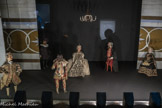 <center>Les théâtres de marionnettes</center>Si la Piazza San Marco est le théâtre grandiose des évènements officiels, les innombrables campi (places) de Venise sont aussi le décor occasionnel de manifestations plus modestes, pendant et hors Carnaval. Des comédiens s’y produisent sur des petites scènes en plein air, à côté de saltimbanques, de montreurs d’images ambulants et autres amuseurs. On y voit également des théâtres de marionnettes qui charment petits et grands en empruntant généralement au répertoire de la commedia dell’arte, avec ses types traditionnels et ses improvisations. Au divertissement se joint parfois une dimension commerciale pour proposer au chaland potions et médicaments universels.
Les marionnettes ont aussi leur place à l’intérieur des palais, comme au Palazzo Labia où l’on joue des pièces satiriques écrites spécialement par Angelo Maria Labia.
Marionnettes, XVIIIe siècle
Bois, rembourrage d’étoupe et tissu.