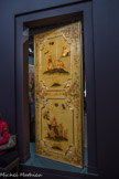 <center>Porte, XVIIIe siècle.</center>Porte, XVIIIe siècle.
Pin laqué et doré avec reliefs en pastiglia