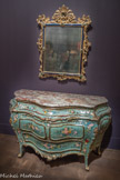 <center>Atelier de Murano</center>Miroir, XVIIIe siècle
Les miroirs fabriqués à Murano sont exportés dans toute l’Europe. Les verriers fournissent de gros cylindres de verre soufflé que les miroitiers, qui constituent dès 1569 la corporation des Maestri da Quart, aplanissent, polissent et étament.
Verre et bois doré.
Ebénisterie vénitienne.
Commode, XVIIIe siècle.