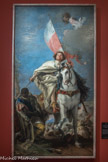 <center>Giambattista Tiepolo</center>Venise, 1696 — Madrid, 1770
Saint Jacques le Majeur apparaissant à la bataille de Clavijo, vers 1749-1750
Tiepolo représente l’apparition de saint Jacques venant au secours des cavaliers chrétiens lors de la bataille de Clavijo près de Compostelle en 844. Avant de l’expédier à Londres, l’artiste expose le tableau Piazza San Marco. L’œuvre est saluée pour son caractère grandiose et sa virtuosité picturale. Elle se révèle néanmoins légèrement trop grande pour la chapelle de l’ambassade d’Espagne à laquelle elle était destinée. En outre, le caractère farouche du saint et de sa fougueuse monture sont jugés peu conformes à l’image que le catholicisme doit offrir en pays anglican.
Huile sur toile