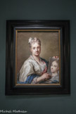 <center>Rosalba Carriera</center>Venise, 1675 — 1757
Autoportrait, 1708-1709
La technique fine et détaillée de Rosalba emprunte à la miniature, genre pictural de ses premières années. La pastelliste se met ici en scène avec les instruments de son travail, porte-crayon et pastel blanc, mais sans embellissements, ni grâces superficielles. La présence de l’effigie de sa sœur Giovanna, son assistante et confidente, renvoie à l’intimité familiale et professionnelle de la femme artiste. Dezallier d’Argenville, théoricien français de l’art, écrit en 1762 que « ce morceau », unanimement salué pour sa perfection, « fait le désespoir des gens de sa profession ».
Pastel sur papier