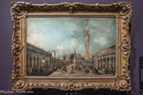 <center>Francesco Guardi </center>Venise, 1712 - 1793
La Piazza San Marco pendant la fête de l’Ascension, 1777
Pendant deux semaines, les boutiques éphémères du marché de l’Ascension, ou, Sensa, sont adossées les unes aux autres sur la Piazza San Marco. L’architecte Bemardo Maccaruzzi est lauréat d’un concours pour une structure réutilisable, unifiée et plus digne, inaugurée le 8 mai 1777. L’ouvrage en bois de style néoclassique est grandiose. Il abrite cent douze boutiques disposées en ellipse. La courbe intérieure est précédée d’une arcade illuminée par des lampions en cristal de la maison Briati. Fidèle à lui-même, Guardi prend certaines libertés avec la réalité : il modifie la forme des arcades et ouvre la perspective vue depuis l’église San Geminiano, détruite en 1807 pour construire l’aile napoléonienne de la place.
Huile sur toile