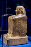 <center>Statue cube du vizir Paser tenant des emblèmes des dieux de Thèbes.</center>Granodiorite.
Nouvel Empire, 19e dynastie (Sculpture reprise sur une statue plut ancienne). Musée égyptien.