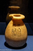 <center>Vase aux cartouches de Ramsès II.</center>Ce vase de grandes dimensions, inscrit aux cartouches de Ramsès, a été découvert près du tombeau de son fils et successeur, Mérenptah. Il a autrefois contenu des huiles ayant possiblement servi à l’inhumation et à la momification de Mérenptah. <br>
Albâtre. Nouvel Empire, 19e dynastie. Musée égyptien