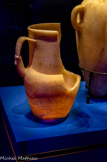 <center>Vase avec anse en forme de tête d’Antilope.</center>Albâtre calcite.
Nouvel Empire, 19e dynastie.
Musée égyptien