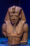 <center>Partie supérieure d’une statue de Mérenptah.</center>Bien que le roi Mérenptah ait atteint la cinquantaine lorsqu'il succède à Ramsès, ce buste le présente comme un jeune homme beau et dynamique.<br> Granodiorite, pigment. Nouvel Empire, 19e dynastie. Musée égyptien.