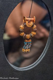Boucle d’oreille en forme de collier ousekh incrusté d’or avec faucon en verre bleu : une pièce d’une paire
Le faucon, évoquant ici un canard, représente Horus qui tient le symbole chen d’éternité. Le pharaon était l’incarnation terrestred’Horus, fils d'Osiris.
Or, quartz, calcite, faïence égyptienne, verre.
Boude d’oreille en or et en résine avec chainettes de perles suspendues à un gros anneau : une pièce d’une paire
Les boucles d’oreille furent introduites en Égypte au cours du Moyen Empire, mais ce n’est qu’à l’arrivée du Nouvel empile qu’elles gagnèrent en popularité. Les oreilles percées étaient plus courantes chez les femmes que chez les hommes.
Or, argent, pierres, verre.