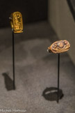 Bague en or gravée d'une barque solaire et sertie de deux babouins en adoration.
La pleine lune et le croissant de lune prennent place dans une barque lunaire avec deux babouins. La lune et les babouins représentent Thot, dieu de la sagesse et de la guérison.
Or.