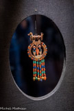 Boucle d’oreille incrustée en or arborant la figurine de Toutânkhamon en cornaline entre deux uraeus : une pièce d'une paire
Toutânkhamon est flanqué de deux uræus (cobras dressés). Liés à la déesse-cobra Ouadjet, les serpents vivaient dans les marais de Basse- Égypte, le monde qu'elle protégeait.
Or, argent, calotte, cornaline, quartz, verre.