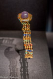 Bracelet avec perles d’or, de lapis-lazuli et de cornaline avec fermoir représentant un scarabée en améthyste
Le fermoir du bracelet montre un scarabée, l’animal associé à Khépri, le dieu-soleil de l’aube et symbole de renaissance.
Or, argent, améthyste, turquoise, lapis-lazuli, cornaline, jaspe rouge.