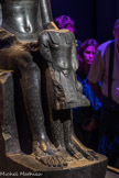 Amon protégeant Toutankhamon.
Diorite.
Règne de Toutankhamon 1336-1326 av. J.C. <br>
Dans le texte sur le pilier dorsal, les prêtres et les scribes du règne de Toutânkhamon, avaient manifesté pleinement le retour à l’orthodoxie voulue par l’entourage de l’enfant-pharaon. Cela n'a toutefois pas suffi, à le protéger d'Horemheb,  général d'armée qui monta plus tard sur le trône. À leur tour ses prêtres, scribes et graveurs eurent la charge d'effacer les noms du roi. Ils oublièrent deux minuscules cartouches, gravés sur le côté droit du pagne royal, laissant ainsi une chance supplémentaire à Toutânkhamon de traverser les siècles.