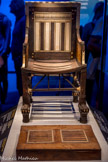 Fauteuil de Toutankhamon en bois incrusté d’ébène et d’ivoire
Les paysages gravés en relief sur les panneaux d'or des bras de ce fauteuil — bouquetins bêlants et végétaux du désert — montrent bien l’influence des styles exotiques, populaires au cours de la 18e dynastie.
Bois, ébène, ivoire, feuille d’or. <br>
Repose-pied en bois incrusté d’ébène et d’ivoire
Ce repose-pied illustre l'expansion de l'Egypte. L'ébène et l’ivoire étaient importés de l’Afrique subsaharienne ; quant au bois, il s'agit d'un cèdre provenant possiblement du Moyen- Orient.
Bois rouge, ébène, ivoire