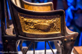 Fauteuil de Toutankhamon en bois incrusté d’ébène et d’ivoire
Les paysages gravés en relief sur les panneaux d'or des bras de ce fauteuil — bouquetins bêlants et végétaux du désert — montrent bien l’influence des styles exotiques, populaires au cours de la 18e dynastie.