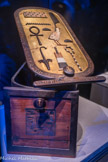 Boîte avec cartouches en bois incrusté
Bon nombre de bijoux et d’ornements importants — y compris des crosses et des fléaux, symboles de royauté — ont été trouvés dans une boîte de marqueterie à l’intérieur de ce coffret.
Bois rouge, ébène, ivoire, feuille d’or