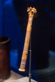 Étui à calames en forme de colonne en bois et ivoire avec placage d’or et incrustations de verre
Cet étui à calames a la forme d'une colonne architecturale surmontée d’un chapiteau en forme de palmier. Toutankhamon l’aurait utilisé pour ranger ses calames.
Bois, feuille d’or, calcite, verre, ivoire
