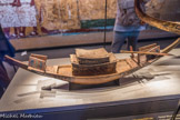 Bateau sans mât en bois peint comportant une cabine à deux étages et deux pagaies.
Toutânkhamon voyageait aux quatre coins de l'Egypte à bord d'un bateau de transport semblable à ce modèle. Ne comportant ni mât, ni voile, ni gréement, il était sans doute mu par des rameurs. Bois.