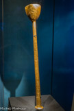 Massue de cérémonie en bois doré.
A l’instar des autres massues découvertes dans le tombeau, celle-ci était destinée à un usage cérémoniel, une fois que le roi dans l’au-delà.
Bois, gesso, feuille d’or