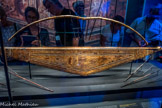 Arc composite en bois doré avec incrustations de verre et de calcite.
Les arcs composites, originaires d'Asie, permettaient de propulser les flèches plus loin et avec plus de puissance, ce qui rendait ces armes particulièrement efficaces lorsque les archers se trouvaient à bord de chars.
Bois, feuille d’or, verre, calcite. <br> Étui en bois doré orné de scènes de chasse de Toutânkhamon à bord d’un char.
Pendant des siècles, les Égyptiens ont utilisé l'arc pour le combat et la chasse, mais l'usage d’étuis pour ranger et transporter les arcs est une innovation de la 18e dynastie.
Bois, feuille d'or, faïence égyptienne bleue, cuivre