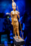 Statuette en bois doré de Toutânkhamon chevauchant une panthère noire vernie.
La capacité du roi à dominer la panthère est évidente. Elle transporte Toutânkhamon en lieu sûr dans les méandres des ténèbres nocturnes du monde des morts.
Bois, feuille d’or, gesso, résine noire, bronze, calcaire (yeux), obsidienne (pupilles), verre (sourcils)