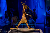 Statuette en bois doré de Toutânkhamon harponneur
La croyance voulait que les images les mots prissent vie dans l’au-delà. La proie de Toutânkhamon — l’hippopotame représentant le funeste Seth — était trop dangereuse pour que son image fût montrée.
Bois, gesso, feuille d'or, bronze