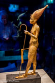 Statue en bois du roi coiffé de la couronne blanche
Plaçant un pied devant l’autre pour donner une impression de mouvement, Toutànkhamon symbolise la confiance et la tranquillité tandis qu’il continue de cheminer dans le monde des morts.
Bois, feuille d’or, gesso, résine noire, bronze