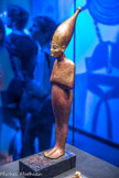 Statuette en bois doré de Tata sur socle avec inscriptions
Tata, symbole de fertilité et donc, de la renaissance et de la résurrection dans l’au-delà, porte la couronne blanche de la Haute-Égypte. Lu aussi était un «fieu de protection dans le inonde des morts.
Bois, gesso, feuille d’or, résine noire, bronze, obsidienne (yeux)