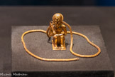 Figurine prosternée et chaîne en or du roi Amenhotep III
Une mèche de cheveu de l’épouse d’Amenhotep III, la reine Tryi. grand- mère de Toutànkhamon. a été trouvée aux côtés de cette figurine. Le collier chebiou d’Amenhotep III, fait de pertes de verre proclame sa dévotion à Rê.
Or