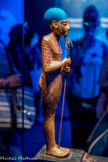 Statue de Ptah en bois doré
Ptah porte une coiffé en verre bleu cobalt. Les trois hiéroglyphes que l'on voit sur son sceptre sont le signe ânkh (la vie), le pilier djed (la stabilité), ainsi que le signe ouas (la puissance).
Bois, gesso, feuille d'or, résine noire, faïence égyptienne bleue, verre (yeux)