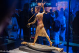 Statuette en bois doré de Toutânkhamon harponneur
La croyance voulait que les images les mots prissent vie dans l’au-delà. La proie de Toutânkhamon — l’hippopotame représentant le funeste Seth — était trop dangereuse pour que son image fût montrée.
Bois, gesso, feuille d'or, bronze