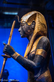 Statue en bois du gardien du Ka du roi, portant la coiffe Némès.
Les yeux au regard perçant du gardien sont faits d’obsidienne volcanique. Ses sandales et sur son front sont en bronze.
Bois, gesso, résine noire, feuille d'or, bronze, calcite blanche et obsidienne (yeux)