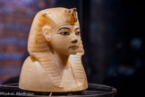 Couvercle de vase canope en calcite avec la tête du roi : Nouvel Empire
Le coffre contenait quatre de ces couvercles en calcite finement ciselée. Un symbole peint en noir sur l’épaule de chaque tête indique l’identité du propriétaire du cercueil miniature.
Calcite