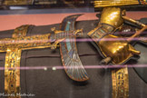 Un magnifique pectoral en or orné de l'oiseau ba était posé sur sa poitrine.