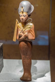 Chaouabti en bois portant la couronne khéprech et tenant la crosse et le fléau
Cet émouvant chaouabti au visage paisible tient les symboles osiriens de la royauté et porte le khéprech, ou couronne bleue associée à Rê et connue aussi comme la « couronne de guerre ».
Bois, feuille d'or
o