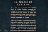 LA CROSSE ET LE FLÉAU
Osiris est toujours représenté avec la crosse (héqa) et le fléau (nékhekh), symboles de royauté. Au cours de cérémonies officielles, Toutânkhamon avait toujours en mains ces éléments Importants de sa tenue royale. Leur lien intime avec Osiris confirmait la nature divine de son autorité sur l'Égypte.
Le fléau tire peut-être son origine des chasse-mouches. Le dieu à tête de chacal, Anubis, est parfois représenté agitant un fléau sur son dos. Lorsque le roi tient le héqa, inspiré de la crosse du berger, il devient lui-même un berger qui guide et protège ses sujets. Le hiéroglyphe représentant une crosse signifie « souverain ».