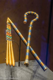 Grand fléau de Toutânkhamon : manche en bronze recouvert d'or et de verre, battoir en bois doré et en cornaline.
Cette crosse et ce fléau ont été trouvés dans la boite en forme de cartouche. Le nom de Toutânkhamon est inscrit sur les deux instruments.
Feuille d’or, cornaline, verre, bois, bronze