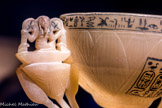 Coupe de Toutânkhamon, en forme de lotus ouvert avec deux boutons de fleur
Prenant la forme d'un lotus présentant sur chaque anse deux boutons prêts à éclore et flanqués de Heh, dieu de l'éternité, cette coupe est un puissant symbole de renaissance et de vie éternelle.