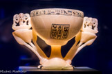 Coupe de Toutânkhamon, en forme de lotus ouvert avec deux boutons de fleur
Prenant la forme d'un lotus présentant sur chaque anse deux boutons prêts à éclore et flanqués de Heh, dieu de l'éternité, cette coupe est un puissant symbole de renaissance et de vie éternelle.
