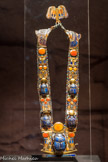 PectoraI, chaîne et contrepoids incrustés d’or avec scarabée en lapis-lazuli flanqué de l’uræus
Or, argent, cornaline, turquoise, lapis-lazuli, feldspath vert, verre.