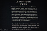 LE PORTEUR D’EAU.
Lorsque Howard Carter retourne faire des fouilles dans la Vallée des Rois en 1922, il embauche un jeune garçon nommé Hussein Abdel-Rassoul et lui confie la tâche d'apporter chaque jour des jarres d'eau aux travailleurs. Le 4 novembre, alors que Hussein creuse des trous dans le sable pour maintenir les lourdes jarres pleines, il découvre la première marche d'un escalier qui allait en fin de compte, mener au tombeau de Toutânkhamon.
Plus tard, Howard Carter, demandera au photographe de l'équipe, Harry Burton, de prendre en photo Hussein avec ce pectoral en or tout juste extrait du tombeau.
