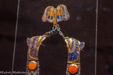 PectoraI, chaîne et contrepoids incrustés d’or avec scarabée en lapis-lazuli flanqué de l’uræus
Or, argent, cornaline, turquoise, lapis-lazuli, feldspath vert, verre.