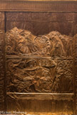 Naos en bois doré représentant des scènes de la vie de Toutânkhamon et d'Ânkhésenamon
Les chapelles, les bateaux sacrés et les cercueils étaient tractés sur des traîneaux dans les sables du désert jusqu'aux tombeaux des rois.
Bois, gesso, feuille d'or
