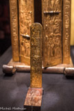 Socle de statue en bois doré.
De minuscules pieds ont laissé leur empreinte ici. Une statue a-t-elle jadis reposé sur ce soclee ? Celui-ci renvoie-t-il à un dieu invisible ou à un esprit divin ? Ou, encore, ces empreintes étaient-elles porteuses d’un pouvoir magique dont le sens est tombé dans l'oubli au fil du temps ?
Bois, gesso, feuille d'or.