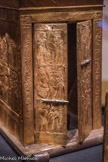 Naos en bois doré représentant des scènes de la vie de Toutânkhamon et d'Ânkhésenamon
Les chapelles, les bateaux sacrés et les cercueils étaient tractés sur des traîneaux dans les sables du désert jusqu'aux tombeaux des rois.
Bois, gesso, feuille d'or