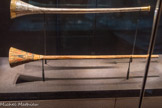 Trompette en argent et plaqué or
Les noms et l’image de Toutânkhamon sont gravés sur cette trompette, ainsi que ceux de trois dieux : Ptah, Amon et Rê-Horakhty (le soleil traversant le ciel à midi).
Argent, or. <br>
Sourdine en bois de la trompette en argent
Le musicien se servait de cette sourdine en bois peint de couleurs vives pour moduler les sons que sa trompette émettait.
Bois.