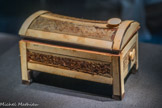 Boîte en bois avec incrustations d’ivoire et d’ébène (marqueterie) et inscriptions hiératiques : boîte et couvercle
Une inscription suggère que cette boite, ornée de quelque 47000 incrustations individuelles, contenait les bijoux de mariage en or de Toutânkhamon. Elle contenait également un boîtier à miroir ainsi qu'une crosse et un fléau.
Bois, ébène, ivoire.