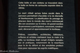 Cette boite et son contenu se trouvaient dans la boite en forme de cartouche exposée dans la vitrine.
La mort n'était qu'une brève escale dans le parcours permettant d'accéder à la vie éternelle et bienheureuse. La planification du passage du pharaon dans le monde des morts commençait dès son ascension sur le trône. Un grand nombre de personnes y participaient, concevant, construisant, décorant et approvisionnant le tombeau.
Prêtres, conseillers, architectes, bâtisseurs, orfèvres et artistes mettaient tous la main à la pâte. Le tombeau était rempli d'objets somptueux et pratiques, notamment de la nourriture pour le ka du défunt et des amulettes protectrices pour repousser les esprits maléfiques.